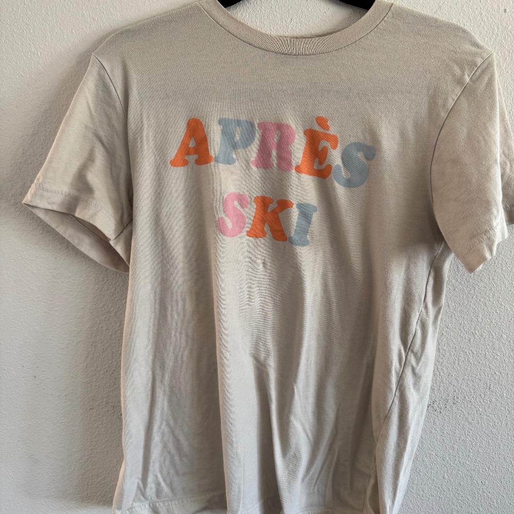 Lulusimon Studio “Après Ski” Graphic Tee (Medium)